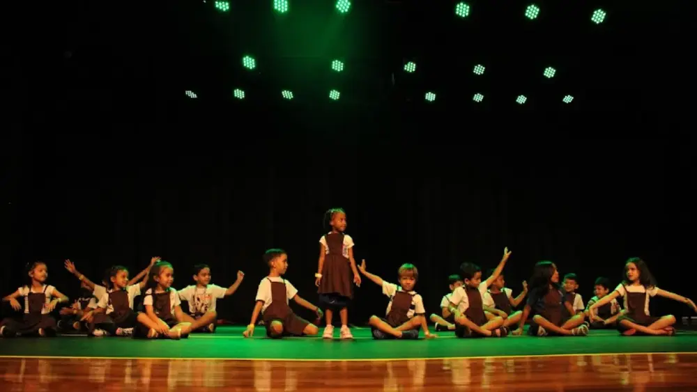 50 crianças do Aero Rancho encantam no Teatro Aracy Balabanian