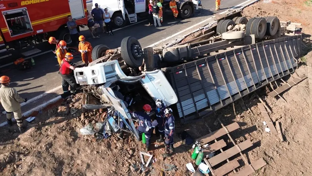Caminhão com gado tomba na BR-262 e motorista fica preso às ferragens