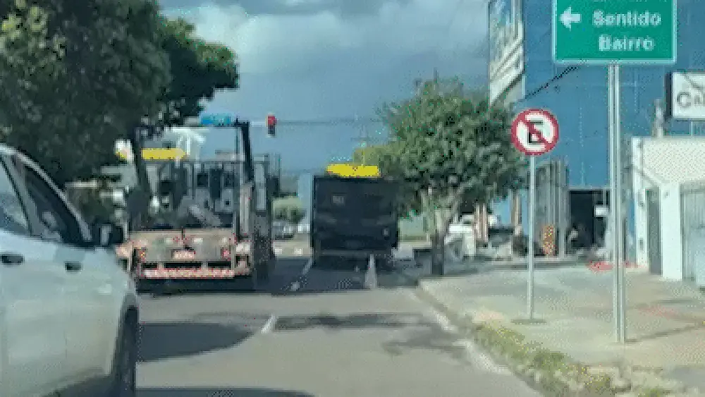Caminhão e empilhadeira bloqueiam trânsito e calçada na Pernambuco