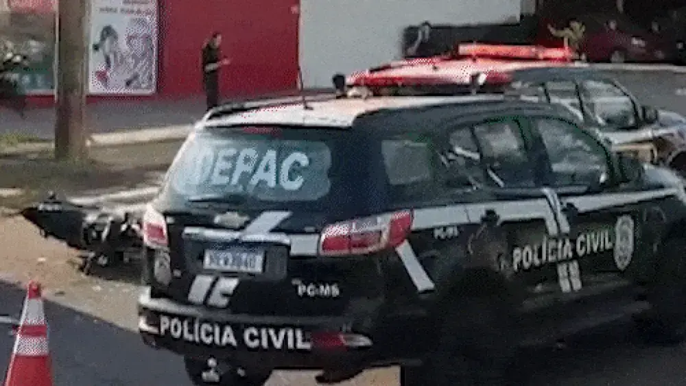 Colisão entre moto e viatura policial deixa trânsito lento