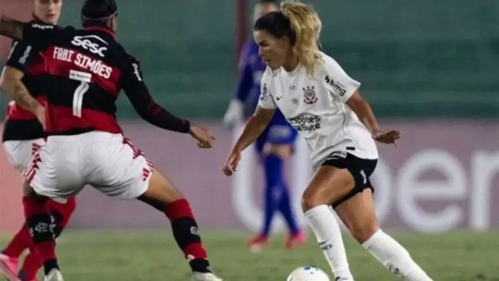 Corinthians vence Flamengo com uma a menos e retoma liderança