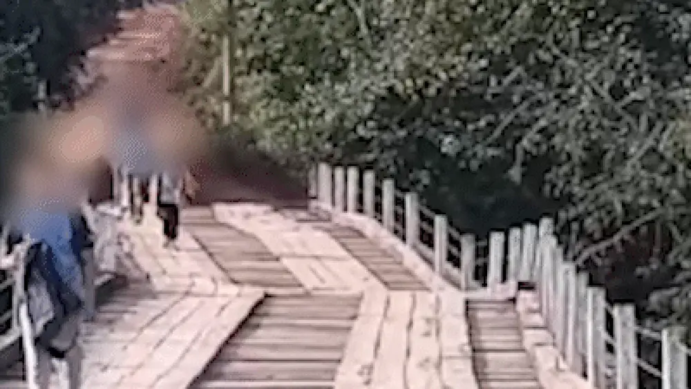 Crianças se arriscam em ponte interditada para ir à escola em MS