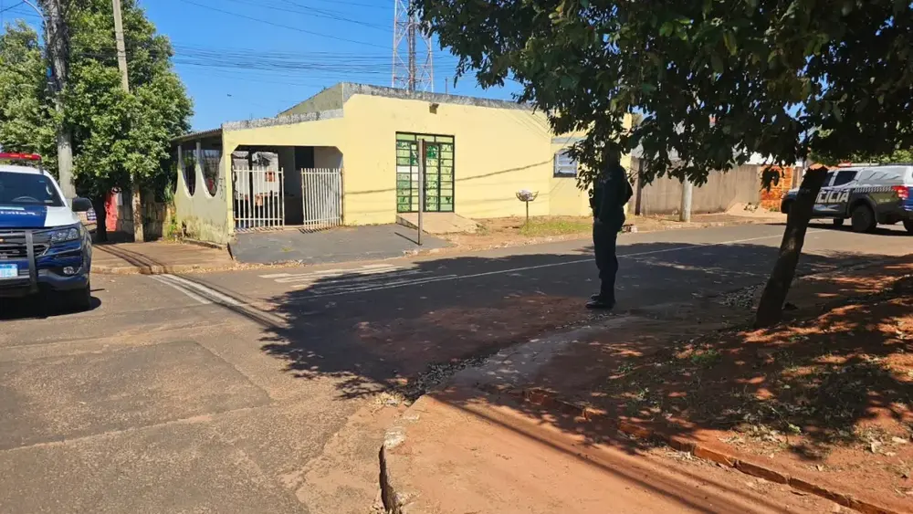 Dupla em moto cerca casa e executa homem escondido na cozinha em MS