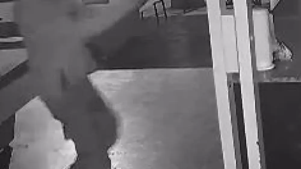 Dupla invade tabacaria e deixa dois feridos em Coxim