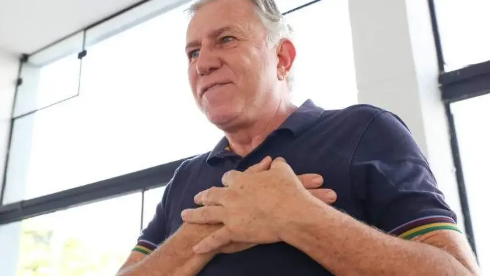 Ex-deputado faz campanha na fila do banco pela Prefeitura de Campo Grande