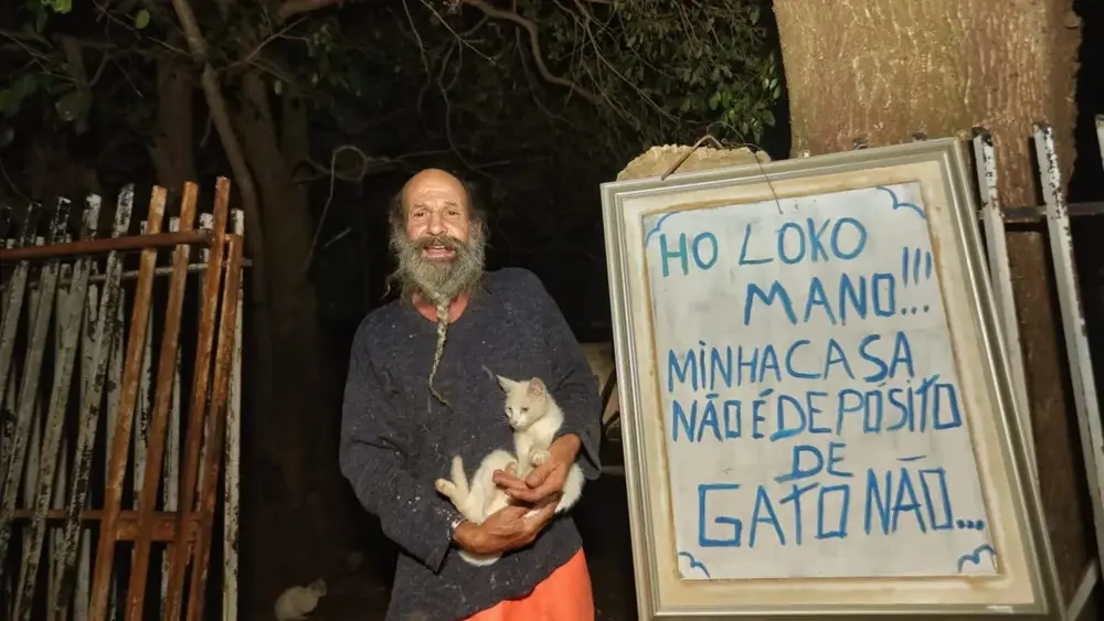 Morador com 11 gatos usa placa para impedir abandono de pets
