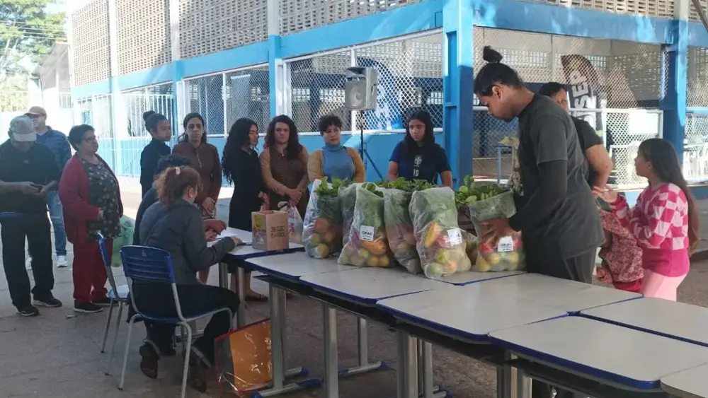 Mutirão no Oliveira II oferece 300 serviços e troca verdura por reciclável