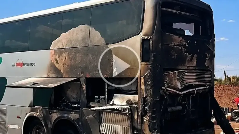 Ônibus pega fogo e assusta passageiros na BR-163 em Jaraguari