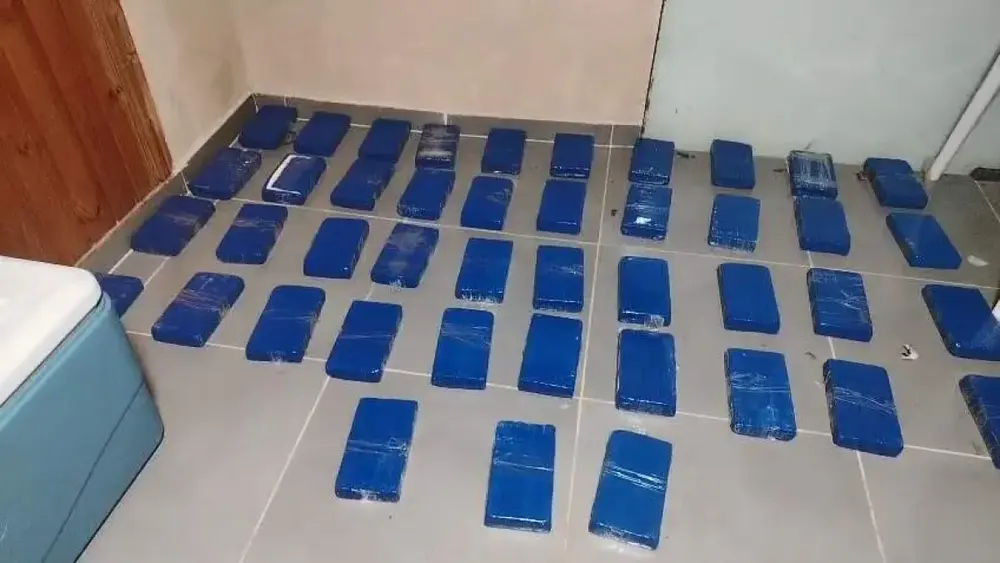 Trio é preso com 43 tabletes de cocaína em açougue na fronteira