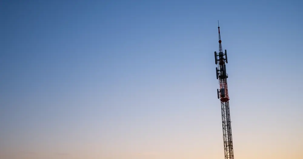 torre de antena de transmissão de televisão contra céu ao entardecer