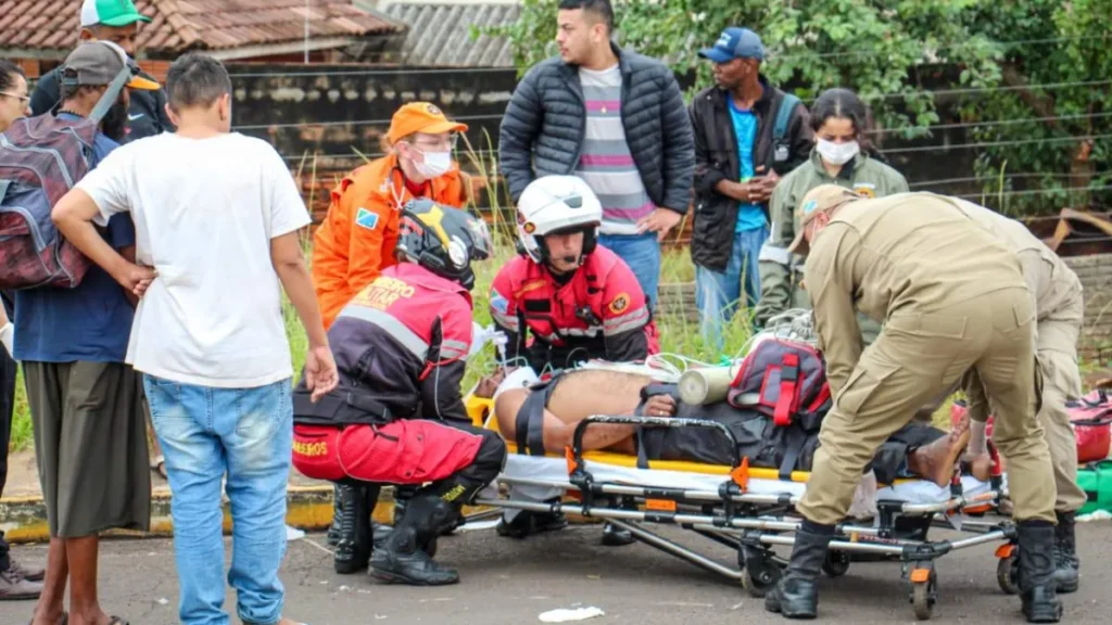 Brazil motorcyclist hits pedestrian, blocks Fábio Zahran Ave lane