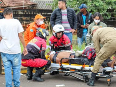 Brazil motorcyclist hits pedestrian, blocks Fábio Zahran Ave lane